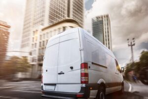 Mableton Delivery Truck Accident Lawyer | No Fees Unless We Win A delivery truck drives fast on the street.