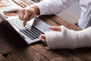 Personal Injury Lawyer in Mableton, GA | Free Consultations businessman with heavily bandaged hand