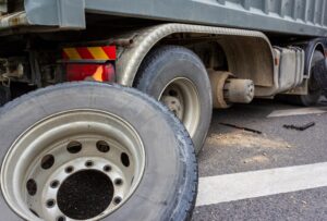 Truck Accident Lawyer in Lithonia | Free Consults tractor-trailer with a fallen wheel