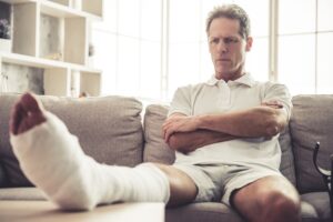 Personal Injury Lawyer in Doraville | 24/7 Help man with a foot cast