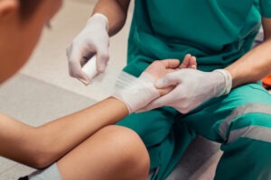 Burn Injury Lawyers in Stone Mountain | Get the Strong Arm A doctor wraps a victim’s burn.