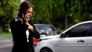 Hampton Rideshare Accident Lawyers ǀ 24/7 Help woman calling for help after an accident