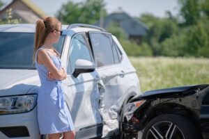 Rideshare Accident Lawyer in Acworth | 24/7 Support woman waiting for help after car crash
