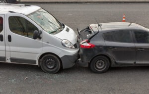 Rear-End Collision Lawyer in Mableton | Free Consult mini-van crashing into compact car