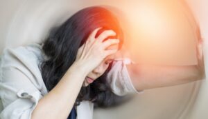 Traumatic Brain Injury Lawyer in Hampton | Free Consult woman holding head in pain