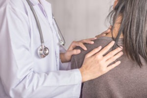 Atlanta Lawyer for Workers' Comp for a Shoulder Injury woman with shoulder injury with doctor