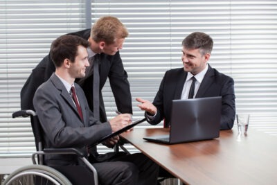 An injured federal employee talks to personal injury lawyers about how much federal workers' compensation pays.